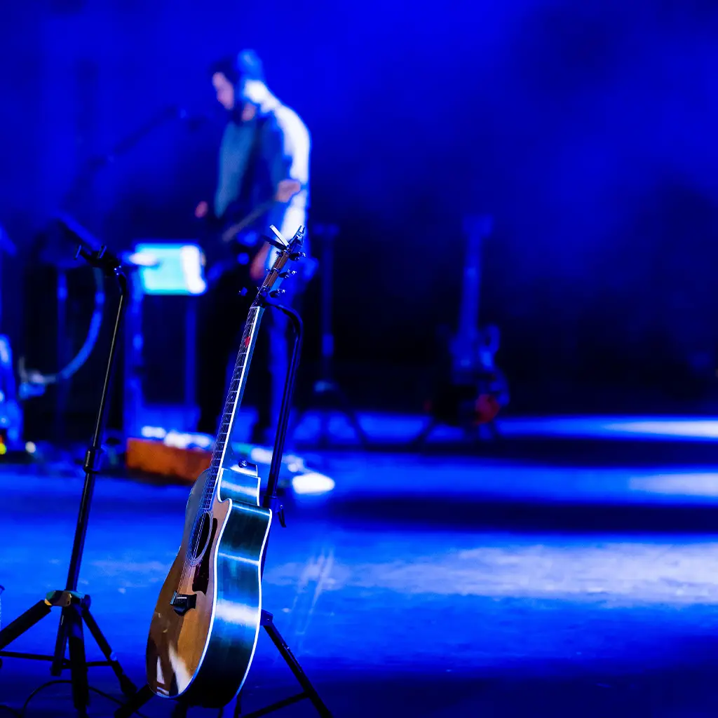 Guitare sur la scène d’un concert auquel assistent des conducteurs et passagers d'un même covoiturage