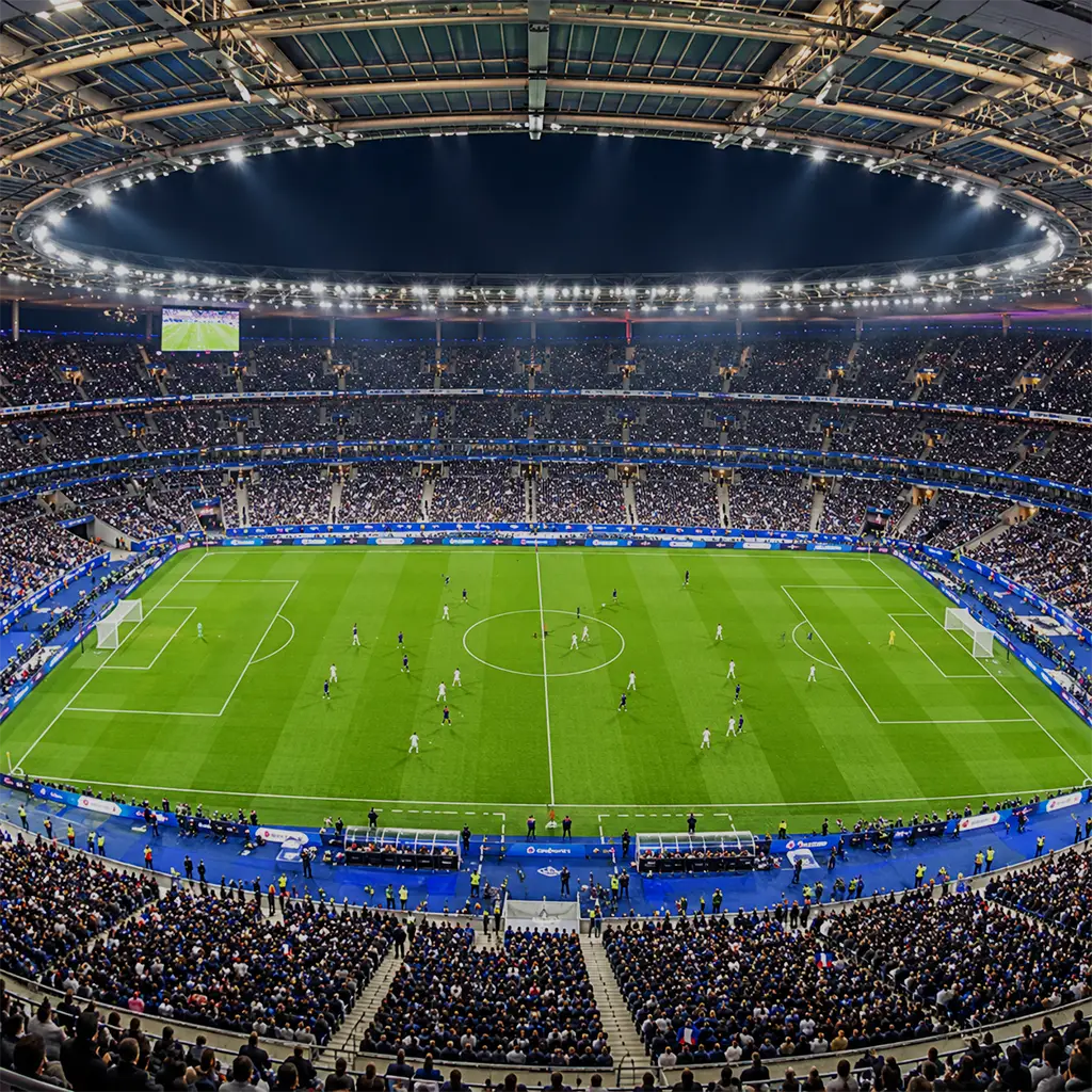 Match de football dans un stade rempli de spectateurs dont des covoitureurs
